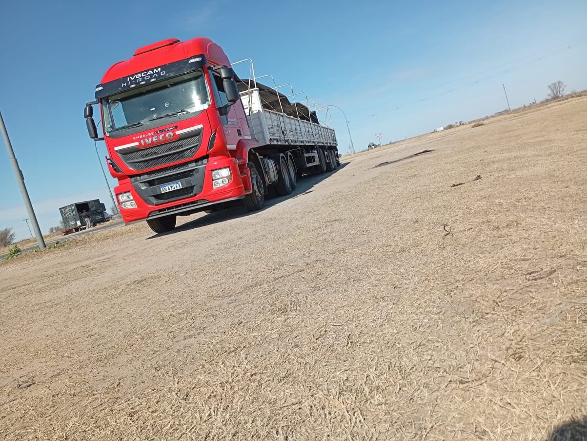 Camión Iveco en ruta del Litoral